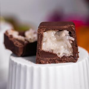 Bombom Fit Chocolate Meio Amargo (54%) com recheio de Beijinho com Whey 160g (lata com 8 unidades)