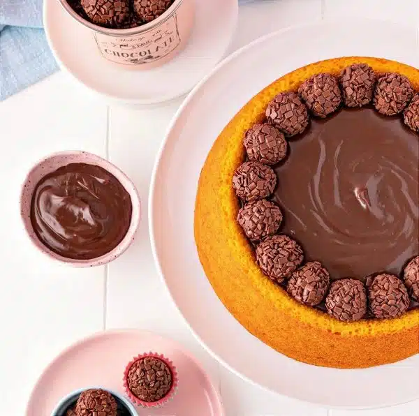 Bolo Piscina de Cenoura com Brigadeiro Belga 1kg (serve em média 10 pessoas) - Low Carb, Sem Açúcar / Glúten / Lactose
